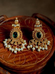Parure de bijoux pour femme plaquée or style antique, avec pierres Kemp et Guttapuralu, collier ras-du-cou et boucles d'oreilles Jhumka assorties pour mariage - Product Image 4