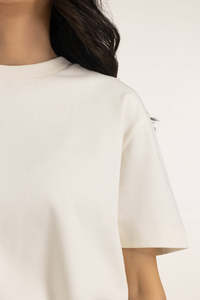 T-shirt blanc minimaliste à col rond pour femme avec logo personnalisé, fabricant de chemises à manches courtes pour femme, dernier design, style estival élégant - Product Image 4