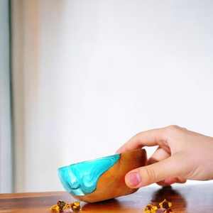 Bol en bois et résine artisanal avec incrustation de bois de burl naturel et d'époxy violet, bol de service décoratif pour table à manger et cadeau - Product Image 1