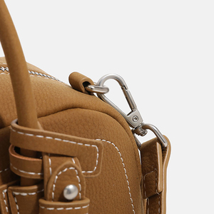 Bolso de hombro clásico para mujer, de PU marrón, con forma de barril, cierre de cremallera, dos asas, para uso diario, con patrón Saffiano. - Product Image 3