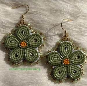 Pendientes de Lujo Hechos a Mano con Bordado y Cuentas, Diseño Intrincado Artesanal para Mujer, Accesorios de Moda - Product Image 3