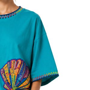 เสื้อยืดโอเวอร์ไซส์สีฟ้าอมเขียวสำหรับผู้หญิง พิมพ์ลายมหาสมุทรสีสันสดใส สไตล์ลำลอง ผ้าฝ้าย สตรีทแวร์ ใส่สบายช่วงฤดูร้อน ทรงหลวม รับผลิตตามสั่ง ขายส่ง - Product Image 4