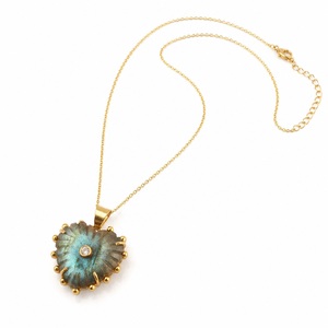 Colgante de Corazón de Piedra Natural con Diseño Único Vintage, Chapado en Oro de 18K, con Incrustaciones de Zirconia y Labradorita Colorida, para Fiestas - Product Image 3
