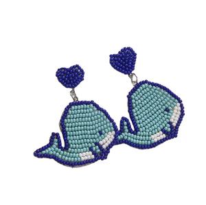 Nouveautés : Boucles d'oreilles classiques à clous unisexe, faites à la main, en perles de rocaille, motif chapeau rose, couleur bleu poisson, pour enseignant, mariage - Product Image 1