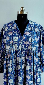 Robe midi décontractée en coton ample bleu style bohème chic avec imprimé main et col noué à manches courtes pour femme - Product Image 5