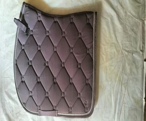 Tapis de selle matelassé violet tout usage avec sangle de harnais pour l'entraînement équestre, doublure polaire, rembourrage polyester, fabricant - Product Image 1