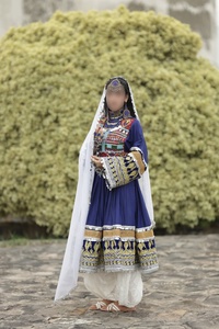 Vestido largo bordado afgano para mujer, de manga larga, cuello alto, estilo bohemio, línea A, con patrón de trabajo manual en colores contrastantes - Product Image 3