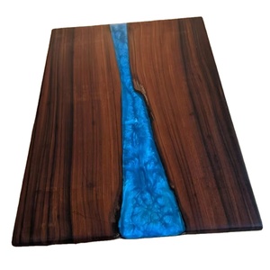 Planche à découper en époxy bois d'olivier et résine faite à la main de taille personnalisée ustensiles de cuisine colorés de luxe pour hacher et servir - Product Image 1