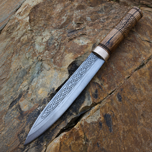 Couteau Viking en acier au carbone celtique fait main avec manche en bois sculpté et fourreau assorti - Product Image 6