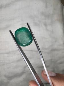 Émeraude naturelle zambienne de 4,72 carats, taille coussin, pierre précieuse verte en vrac pour la vente en gros de bijoux fins - Product Image 4
