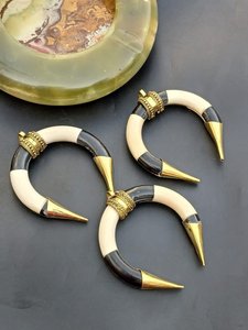 Colgante de luna creciente de doble coltejo de hueso natural de 3 pulgadas con incrustaciones de latón y detalles en oro y plata, joyería boho - Product Image 4