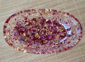 Tazón de resina hecho a mano con diseño de perlas y flores, con hojas doradas y pétalos rosas, plato decorativo para regalo de boda. - Product Image 2