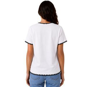 เสื้อยืดผู้หญิงสีขาวปักลายหัวใจสไตล์พฤกษศาสตร์ ขอบสีดำตัดกัน คอกลม แขนสั้น แฟชั่นลำลอง รับผลิตแบบ OEM ODM ตามสั่ง - Product Image 2