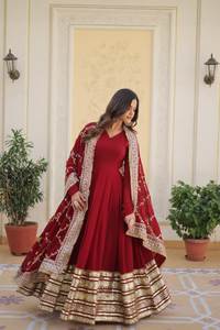 Robe de soirée luxueuse bordeaux en tissu imitation brodé avec sequins et dupatta en dentelle de créateur - Product Image 3
