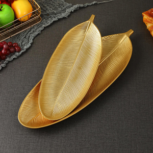 Assiette décorative en laiton en forme de feuille, gravée à la main avec motif végétal, design minimaliste pour la table à manger - Product Image 3