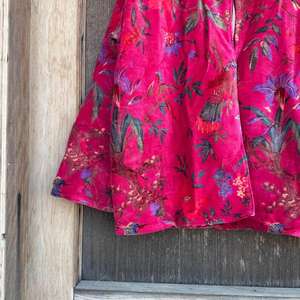 เสื้อแจ็คเก็ตพิมพ์ลายดอกไม้กำมะหยี่ทำมือสีชมพู: เสื้อโค้ทปักลายสไตล์โบฮีเมียน - Product Image 2