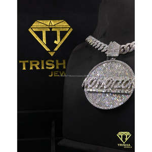 Pendentif rond personnalisé de luxe serti de diamants en moissanite VVS avec chaîne cubaine en argent sterling 925 par Trisha Jewels - Product Image 5