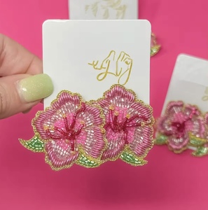 Nouveautés : Boucles d'oreilles clous classiques unisexe, faites main, multicolores, avec perles de rocaille, design chapeau rose, pour enseignant(e)s et mariages - Product Image 6