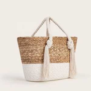 Panier en rotin artisanal de style bohème avec pompons blancs et bruns, décoration intérieure, forme rectangulaire, toutes saisons - Product Image 1