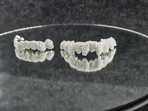Exportateur indien de grillz en diamant moissanite faits à la main avec un design luxueux et durable en argent 925, disponible au meilleur prix du marché - Product Image 2