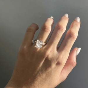 Anillo de Diamante de Laboratorio con Corte Radiante de 5.50CT Personalizado, Oro Amarillo, Proveedor de Joyería Nupcial - Product Image 6