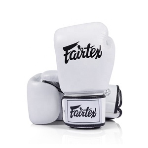 นวมชกมวย Fairtex สำหรับฝึกซ้อมระดับมืออาชีพ หนังคุณภาพพรีเมียม บุหนานุ่ม ทนทาน สวมใส่สบาย เหมาะสำหรับมวยไทย MMA แบบผูกเชือก - Product Image 1