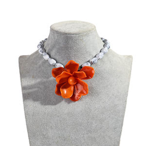 Colliers uniques avec grandes perles rondes et pendentifs fleur en résine pour femmes, colliers ras-du-cou faits main en perles acryliques, artisanat en résine - Product Image 6