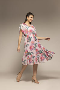 Elegante Vestido Largo con Estampado Floral Rosa y Cuello en V para Mujer, Ideal para Vacaciones en la Playa, Disponible a Precio de Mayoreo - Product Image 2