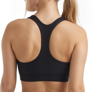 Sujetador deportivo negro para mujer con espalda cruzada, cuello redondo, soporte medio, transpirable, sin costuras, top de yoga de color liso con logo frontal, 300g - Product Image 2