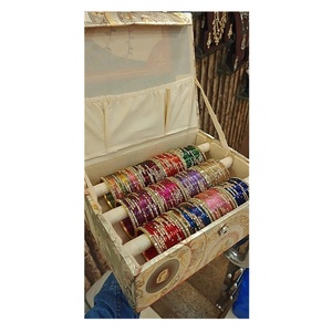 Coffret cadeau en verre orné de pierres Kundan avec bracelets multicolores et rangement enroulable à motif floral pour femmes - Product Image 1