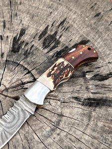 Couteau utilitaire de poche pliant à lame damas fait main avec étui en cuir OEM personnalisable Couteaux de transport de tous les jours - Product Image 4