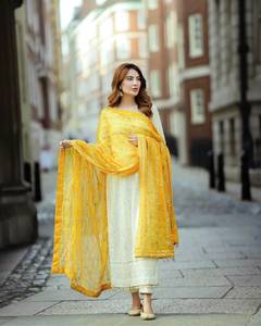Ensemble haut, bas et dupatta en faux georgette, entièrement brodé avec des sequins et des rivets, style élégant et prêt-à-porter. - Product Image 2