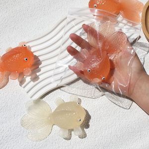 Juguete de Pescado Dorado que Cambia de Color con Luz UV, Juguete Blando de TPR para Apretar, Juguetes Creativos de Descompresión para Niños y Adultos para Comercio Exterior - Product Image 6