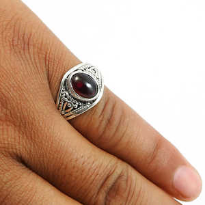 Anillo clásico unisex de plata de ley 925 con diseño vintage y piedra preciosa de granate rojo en engaste de bisel. La mejor joyería bohemia. - Product Image 3
