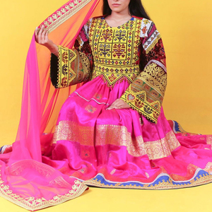 Robe longue traditionnelle en satin, style afghan Kuchi, manches évasées, tissu soyeux élégant, robe afghane Kuchi délicate. - Product Image 3