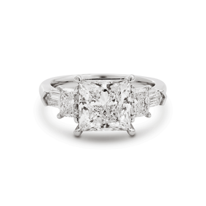 Bague de fiançailles en platine avec 5 pierres de diamant de laboratoire taille princesse de 2,5 carats, pierres latérales taille radiant et taille bullet - Product Image 6