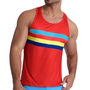 Camiseta sin mangas roja Colorblock para hombre al por mayor con diseño de rayas multicolores, tela elástica ligera, opción de logotipo personalizado - Product Image 1