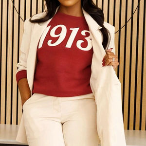 Sweat-shirt à col rond Crimson 1913 DST en chenille, en polaire de qualité supérieure, vêtements de sororité, haut classique du patrimoine grec Delta - Product Image 4