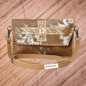 Sac à bandoulière fait à la main en forme de croix avec patch de créateur sur le dessus avec sangles assorties à l'arrière en cuir pleine fleur - Product Image 1