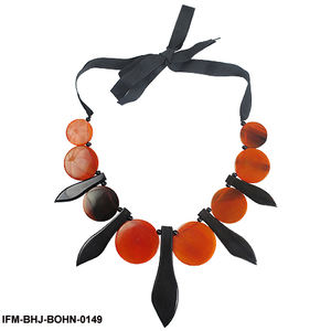 Collar artesanal de cuerno de búfalo Matinee con púas de pétalos negros pulidos y discos naranja Jaffa en cinta de grosgrain anudada - Product Image 4