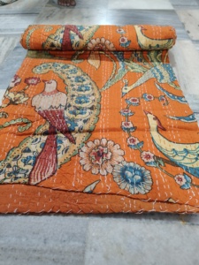 Couverture Kantha florale orange réversible en coton, décoration d'intérieur, tissu artisanal noir imprimé, cadeau pour elle - Product Image 3