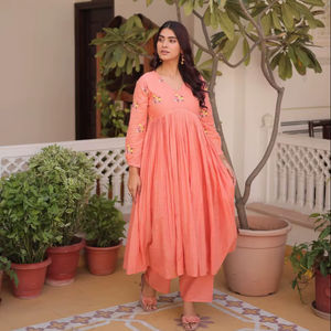 Elegante Conjunto de Kurti y Pantalón de Algodón Bordado – Cuello en V, Manga Larga, para Fiestas y Uso Casual - Product Image 1