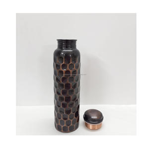 Botella de agua de cobre natural para uso diario que promueve una hidratación equilibrada, bienestar y apoyo inmunológico. - Product Image 6