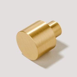 Pomo de gabinete de latón cepillado dorado con disco, cara cóncava poco profunda, base cilíndrica corta, moderno para gabinetes de cocina ARTWARE - Product Image 5