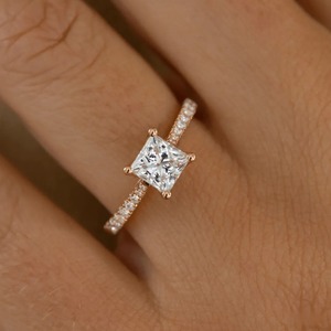 Anillo de Compromiso y Boda con Diamante Cultivado en Laboratorio de Corte Princesa de 1 Quilate, Oro Amarillo de 14K y Banda Pavé - Product Image 2