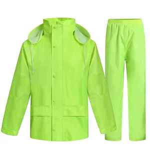 Traje Impermeable Verde Universal con Capucha y Pantalones para Senderismo, Camping y Uso Casual al Aire Libre, Talla Adulto - Product Image 1