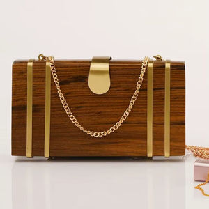 Bolso de mano rectangular hecho a mano para niñas, accesorios de fiesta con cierre magnético y cadena lateral, de Universal Overseas - Product Image 1