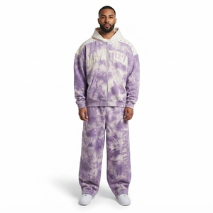 Ensemble survêtement streetwear deux pièces pour homme, violet tie-dye, avec sweat à capuche zippé et pantalon large à détails cloutés - Product Image 1