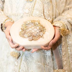 Elegante Bolso de Mano de Resina con Adornos Florales y Detalles de Perlas, Redondo, Artístico, para Regalo de Boda o Decoración - Product Image 2