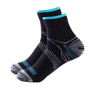 Chaussettes de sport pour hommes, motif uni, respirantes, antidérapantes, en polyamide tricoté, pour l'été - Product Image 1